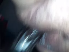 Doe-eyed blonde gjør det hun gjør best!