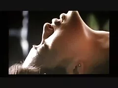 Svarte fyren fucks brunettens våt fitte og hun suger på hvite gutter cock