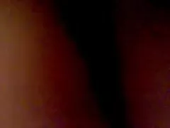 Oppkvikket puppene brunette positurer på seng mens spre hennes rosa fitte lepper