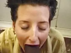 Henter blond babe stønner under frekk anal sex